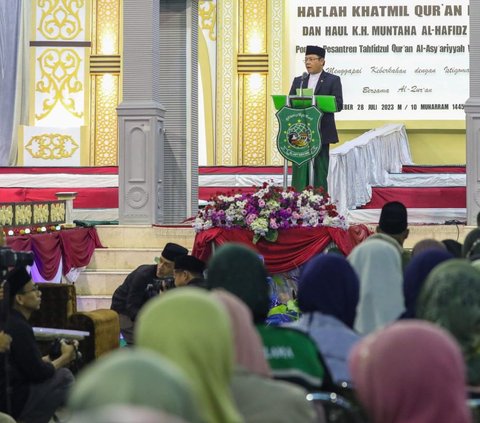 Politikus yang juga Utusan Khusus Presiden (UKP) Bidang Kerja Sama Pengentasan Kemiskinan itu melanjutkan, Ponpes Al-Asy'ariyyah merupakan tempat pendidikan bersejarah yang telah diwariskan turun temurun oleh para pendahulunya.