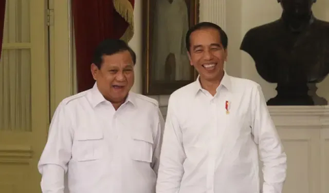 Jokowi gemar mengenakan kemeja putih dalam bertugas. Bahkan, kemeja putih tersebut kini menjadi ciri khas sang kepala negara dalam setiap kunjungannya.