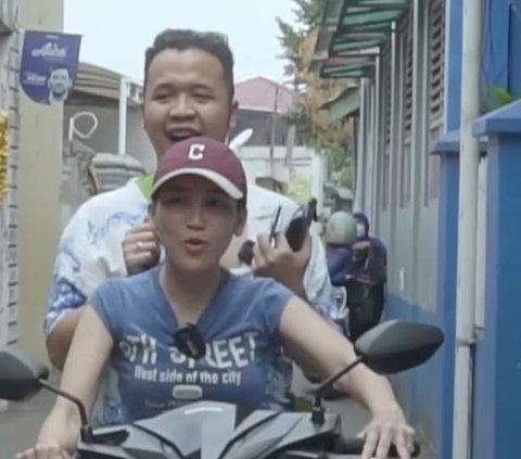 Momen Ayu Ting Ting Pakai Motor Pergi ke Minimarket, Gayanya Santai Sambil Bagi-bagi Uang