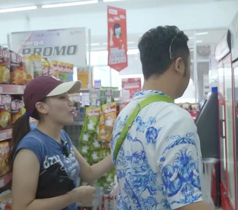 Momen Ayu Ting Ting Pakai Motor Pergi ke Minimarket, Gayanya Santai Sambil Bagi-bagi Uang