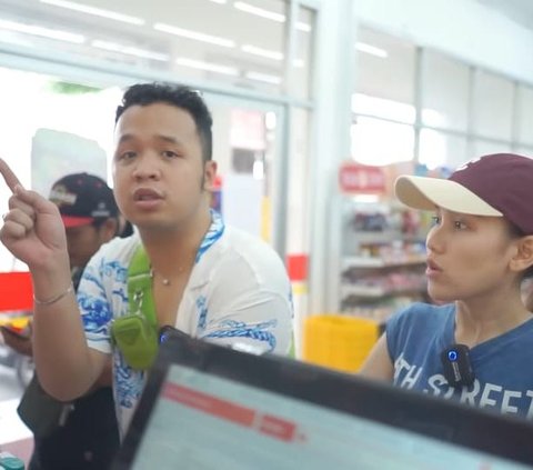 Momen Ayu Ting Ting Pakai Motor Pergi ke Minimarket, Gayanya Santai Sambil Bagi-bagi Uang