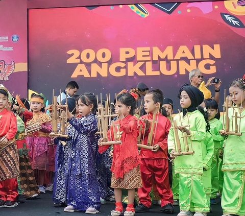 Siswa PAUD/TK bermain alat musik tradisional Angklung. Tak tanggung-tanggung, siswa PAUD/TK yang bermain Angklung mencapai 200 orang. Mereka bermain dengan sangat lihai.