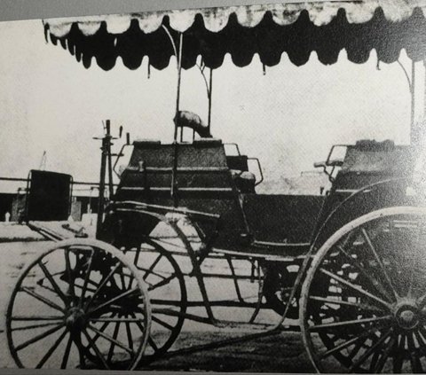 Benz Phaeton beratap kain terpal  ini dibeli oleh Soesoehoenan Soerakarta Pakoe Boewono X. Tiba pada 1894, dipesan dari Prottle & Co yang beralamat di Pasar Besar, Surabaya.