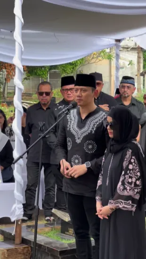 Innalillahi Wainaillahi Rojiun, Agus Harimurti Berduka, Annisa Pohan Terisak di Pusara