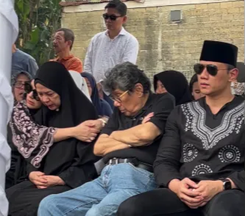 Innalillahi Wainaillahi Rojiun, Agus Harimurti Berduka, Annisa Pohan Terisak di Pusara