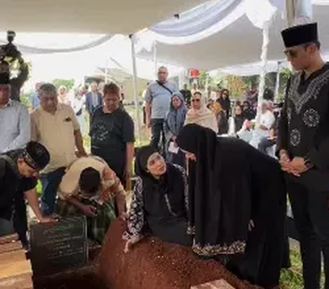 Innalillahi Wainaillahi Rojiun, Agus Harimurti Berduka, Annisa Pohan Terisak di Pusara