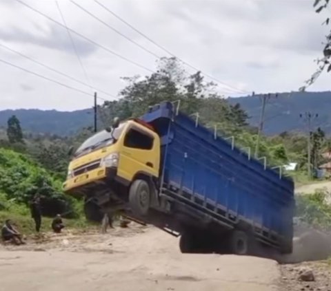 Horrornya Jalan Batu Jomba Sumut: Truk sampai ‘Ngetril’, Ambulans Lompat