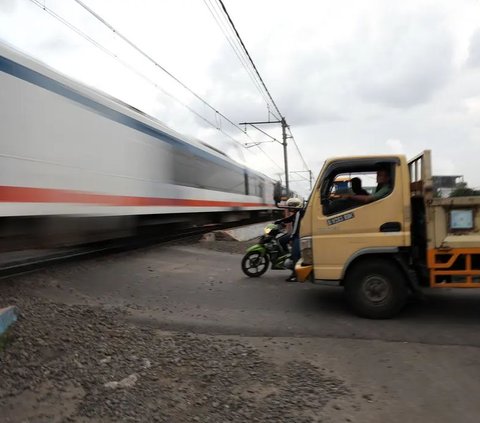 Kecelakaan yang melibatkan Kereta Api Rapih Dhoho dengan sebuah mobil terjadi di perlintasan sebidang tak terjaga km 85 antara Stasiun Jombang-Sembung pada Sabtu (29/7/2023) malam.