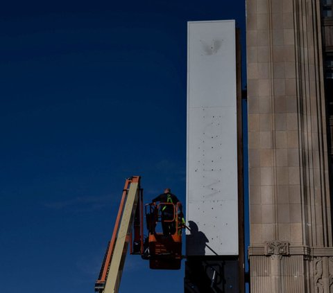 FOTO: Logo 'X' Raksasa Pengganti Twitter Berdiri di Atas Gedung Kantor Pusat di San Francisco