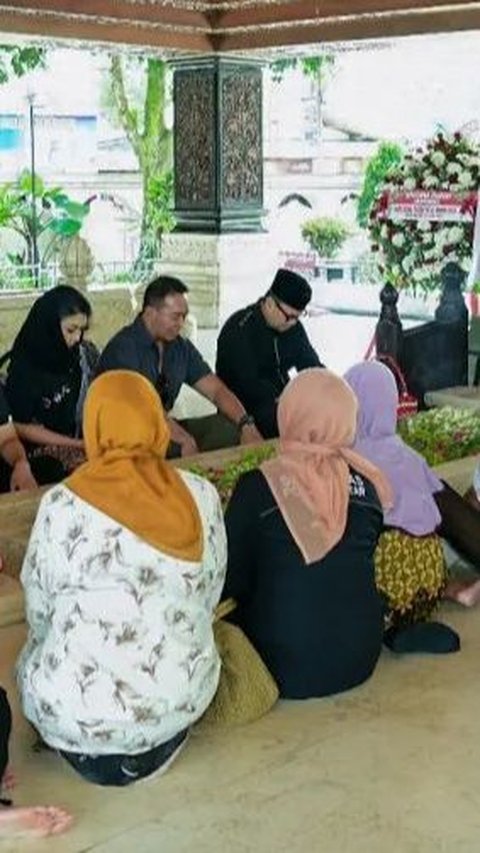 Mantan Panglima TNI Ajak Istri & Putra Bontot Ziarah ke Makam Soekarno, Lanjut Nengok Cucu