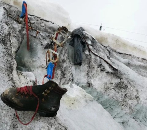 Pihak berwenang merilis sebuah foto sepatu mendaki dengan tali berwarna merah yang muncul dari salju bersama sejumlah peralatan mendaki milik orang hilang itu.