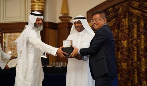 Penghargaan diberikan oleh Wakil Menteri Haji dan Umrah Abdul Fattah Mashat di Jeddah.<br /><br />
