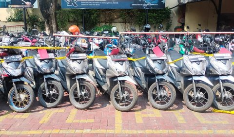 Saat itu, menemukan satu unit truk dengan Plat BE terparkir di pinggir jalan Kamal Raya, Tegal Alur, Kecamatan Kalideres, Kota Jakarta Barat.