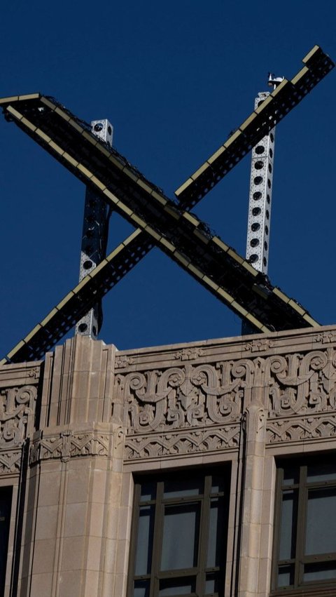 FOTO: Logo 'X' Raksasa Pengganti Twitter Berdiri di Atas Gedung Kantor Pusat di San Francisco