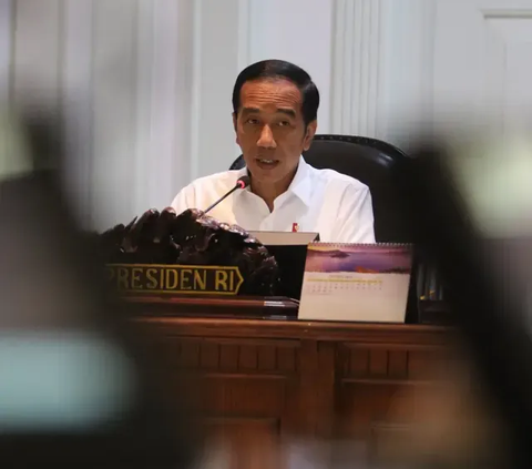 Presiden Jokowi menanggapi soal kasus korupsi Kabasarnas Marsekal Madya Henri Alfiandi. Jokowi mengatakan akan mengevaluasi sejumlah jabatan strategis agar tidak terjadi terjadi lagi penyelewengan dana atau korupsi.