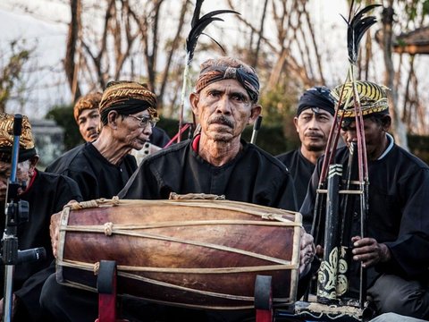 4. Berbahasa Daerah