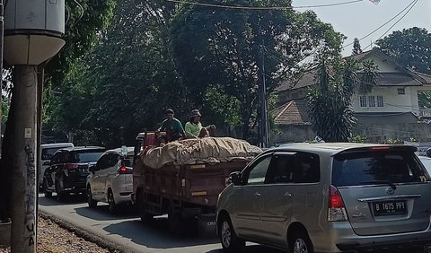 Sejatinya, kondisi di tempat kejadian Sultan memang setiap beberapa meter terpampang lampu jalanan.