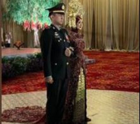 Pernikahan ini pun digelar dengan upacara kehormatan. Tampak sosok Afuza dengan gagah menggandeng sang istri.
