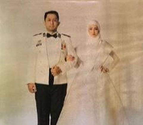 Ini potret prewedding Afuza dan sang istri. Suami Febiola tampak gagah mengenakan seragam dinas. Sedangkan sang istri mengenakan gaun warna putih.