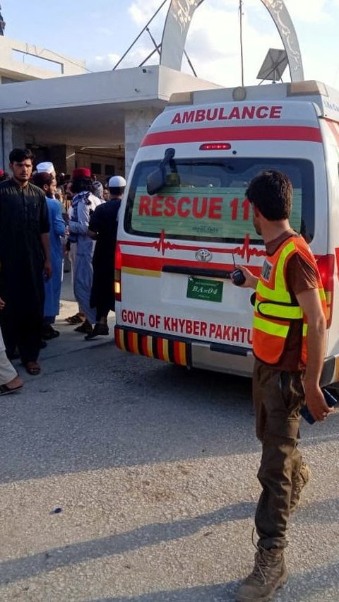 Hilir mudik mobil ambulans terlihat membawa dan menurunkan korban yang terluka ke rumah sakit, setelah ledakan di distrik Bajaur di Provinsi Khyber Pakhtunkhwa, Pakistan 30 Juli 2023.