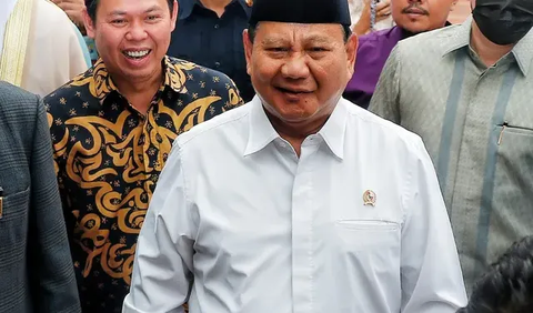 Selain itu, ia juga merespons pernyataan politisi PDI Perjuangan Adian Napitupulu yang menyatakan agar masyarakat tidak memilih calon presiden (capres) yang memiliki rekam jejak melakukan pelanggaran HAM.