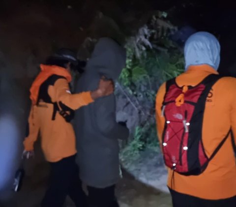 Tim SAR Tembus Gelapnya Malam di Gunung Bawakaraeng Demi Evakuasi Pendaki Hipotermia