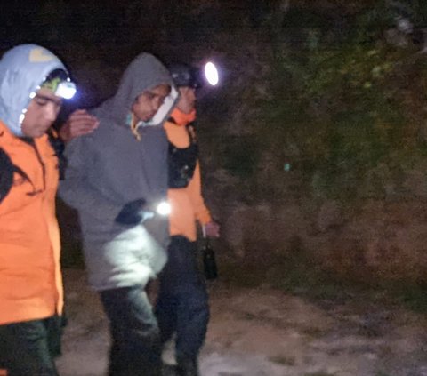 Tim SAR Tembus Gelapnya Malam di Gunung Bawakaraeng Demi Evakuasi Pendaki Hipotermia