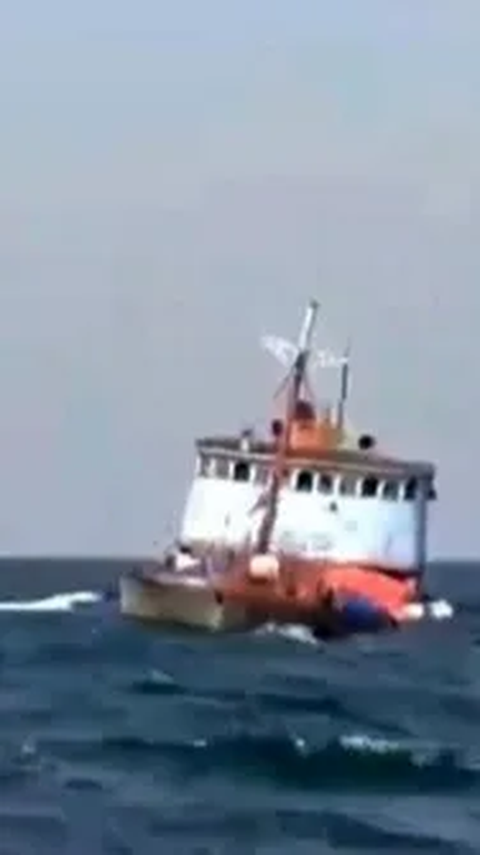 Kapal dilaporkan mengalami kebocoran akibat terempas gelombang yang cukup besar di posisi one fathom bank, sekitar perbatasan Riau dengan Malaysia.