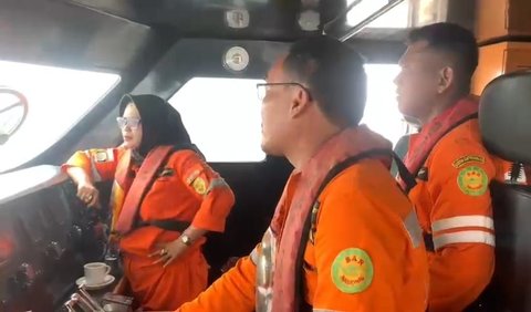 Lalu pada pukul 07.50 WIB, Kantor SAR Pekanbaru berkoordinasi dengan Kantor SAR Medan, MRCC Putra Jaya Malaysia dan VTS Dumai untuk melakukan pemapelan pada kapal-kapal yang melintas.