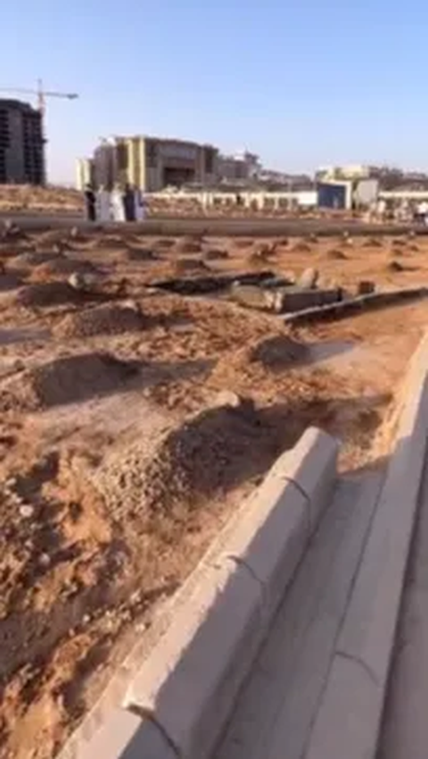 Pemilik akun TikTok erwinismailkohler membagikan sebuah video yang memperlihatkan makam salah satu putra Nabi Muhammad SAW yang wafat saat masih kecil. Almarhum adalah Sayyid Ibrahim.