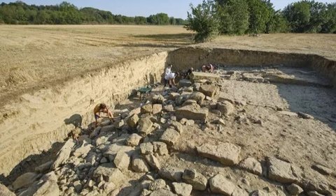Pintu gerbang ditemukan saat penggalian dilakukan oleh tim dari Museum Arkeologi Catalonia dan SPAHI (Polyorcetic Systems of Access to Iberian Habitats), yang berlangsung antara 6 Juni dan 30 Juni 2023, di Danau Ullastret, sekitar 120 kilometer timur laut Barcelona.