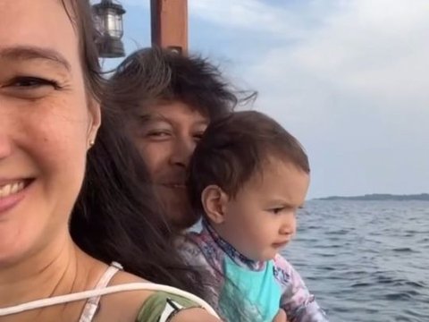 10 Momen Lucu Baby Djiwa Anak Nadine Chandrawinata saat Melepas Tukik ke Laut, Lihat Reaksinya Gemesin Banget!