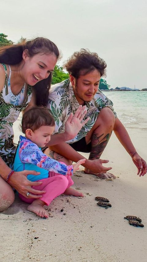 10 Momen Lucu Baby Djiwa Anak Nadine Chandrawinata saat Melepas Tukik ke Laut, Lihat Reaksinya Gemesin Banget!