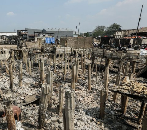 Lokasi pengungsian yang berada di atas lapangan berpasir membuat warga harus mengenakan masker untuk menjaga kesehatan pernafasan.