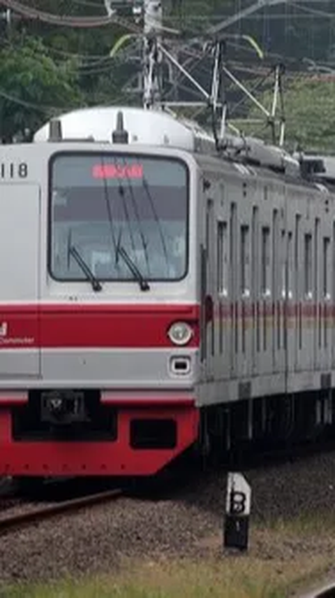 Viral Momen Petugas KRL Salat di Gerbong Kereta, Banjir Pujian