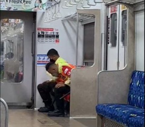 Viral Momen Petugas KRL Salat di Gerbong Kereta, Banjir Pujian