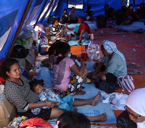 Mereka sementara tinggal di enam tenda darurat yang telah disediakan.<br /><br />Ada juga posko kesehatan, posko pendataan, posko pengurusan dokumen, serta dapur umum.<br />Namun belum ada toilet umum dibangun di lokasi.