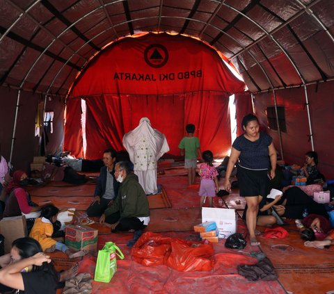 Namun untuk mengatasi pasir dan debu tersebut,   Petugas PPSU berusaha menyiram dengan air untuk mencegah supaya tidak terbang terbawa angin.