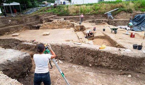 Kelompok mahasiswa terbaru turun ke situs itu dan mulai melakukan penelitian pada 3 Juli lalu. Seorang mahasiswa dari Universitas Lyon 2, Caroline Lefevre mengatakan, dia berharap bisa menemukan tembikar dan bejana kuno di situs tersebut dan dapat memahami sejarah Lyon.