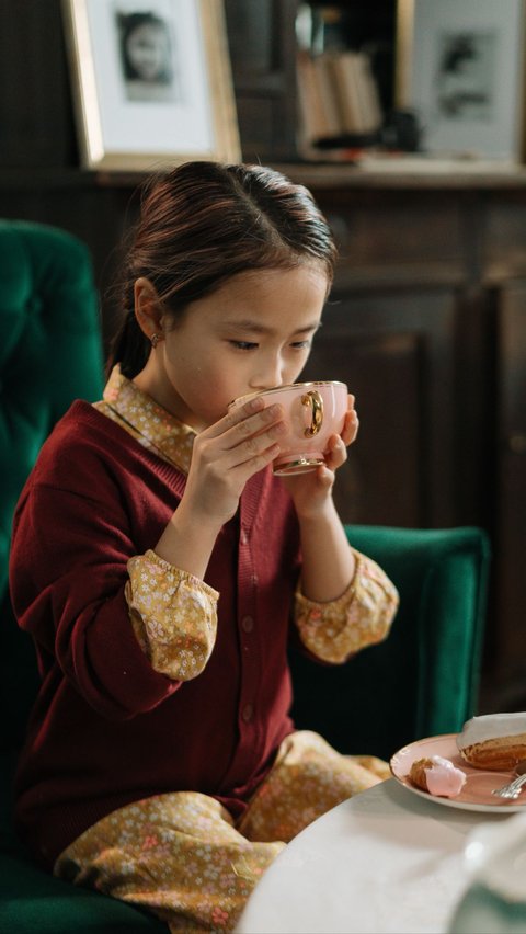 Sebelum memberikan teh kepada anak-anak, selalu disarankan untuk berkonsultasi dengan dokter anak atau ahli gizi untuk memastikan bahwa itu aman dan sesuai dengan kondisi kesehatan anak.
