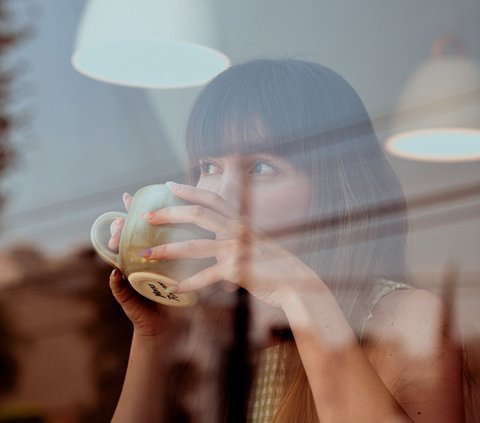 Agar kopi pagi bisa jadi aman dan meningkatkan produktivitas, sejumlah perubahan bisa kamu lakukan. Dilansir dari Well and Good, berikut sejumlah hal yang wajib kamu lakukan di pagi hari sebelum minum kopi.
