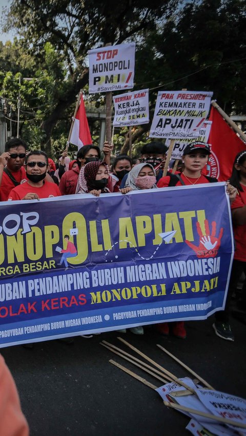 Massa demonstran juga menyebut bahwa bekerja di dalam maupun di luar negeri adalah hak asasi setiap warga negara dan dilindungi oleh konstitusi Indonesia.