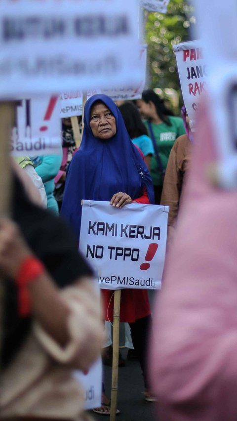 Dalam demo ini, massa mendesak Presiden Jokowi dalam tiga hal yakni;