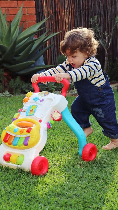 Sebagai pengganti baby walker, anak bisa menggunakan alat berbentuk kereta dorong yang membantuu bayi berjalan. Alat ini bisa mencegah amsalah yang mungkin muncul.