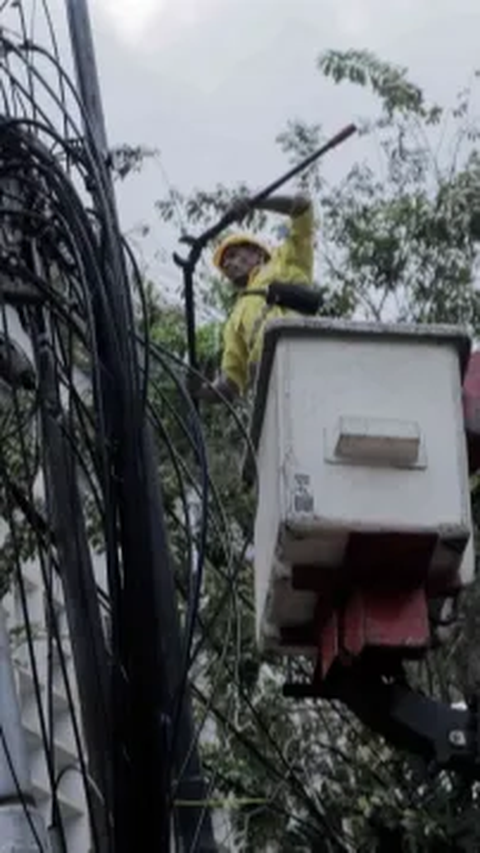 Menjuntai hingga Jerat Leher Pemotor, Kabel Fiber Optik Bali Towerindo di Jalan Antasari Bakal Diputus