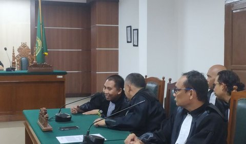 Tuntutan terhadap Haris Yasin Limpo tak sampai di situ. Dia juga dituntut mengganti uang polis asuransi di AJB Bumiputera sebesar Rp1,3 miliar yang dicairkan untuk Wali Kota dan Wakil Wali Kota Makassar mulai tahun 2016-2018.