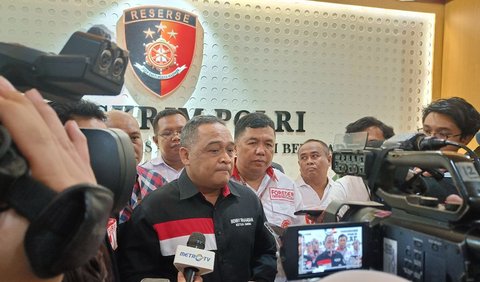 Meskipun Rocky sudah kerap kali melontarkan kritikan pedas terhadap pemerintah Jokowi, namun baru kali ini belasan relawan Jokowi melaporkan ke polisi.