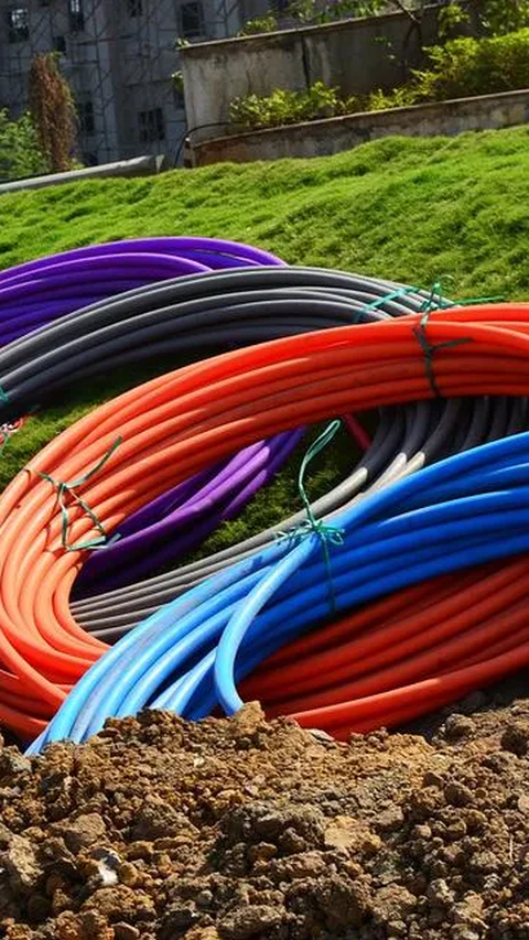 Lantas, apa perbedaan kabel fiber optik dan kabel listrik pada umumnya?