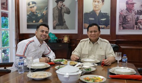 Usai makan siang, Prabowo memberi cinderamata sebuah buku untuk Raffi. Raffi pun membacakan pesan yang dituliskan dan ditandatangani langsung oleh Prabowo.