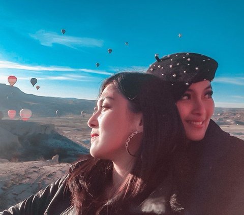 Selalu Kompak, Intip Potret Kebersamaan Kartika Dewi dan Sandra Dewi